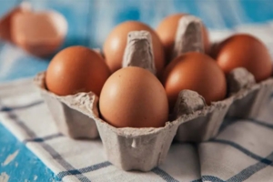 Close-up image of six brown eggs, accompanying an article titled 'Analysts: Expect Continued Demand for Eggs Despite High Prices' produced by Eggs Unlimited for their website, showcasing their high-quality products.